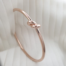 Load image into Gallery viewer, &quot;KNOT&quot; Simple Gold Bracelet
