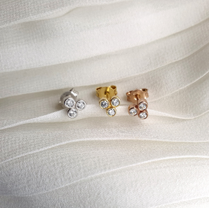 Diamond stud earrings in solid gold