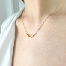 Load image into Gallery viewer, Half circle necklace in solid gold
