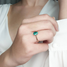 Load image into Gallery viewer, Solitaire Oval Emerald Ring
