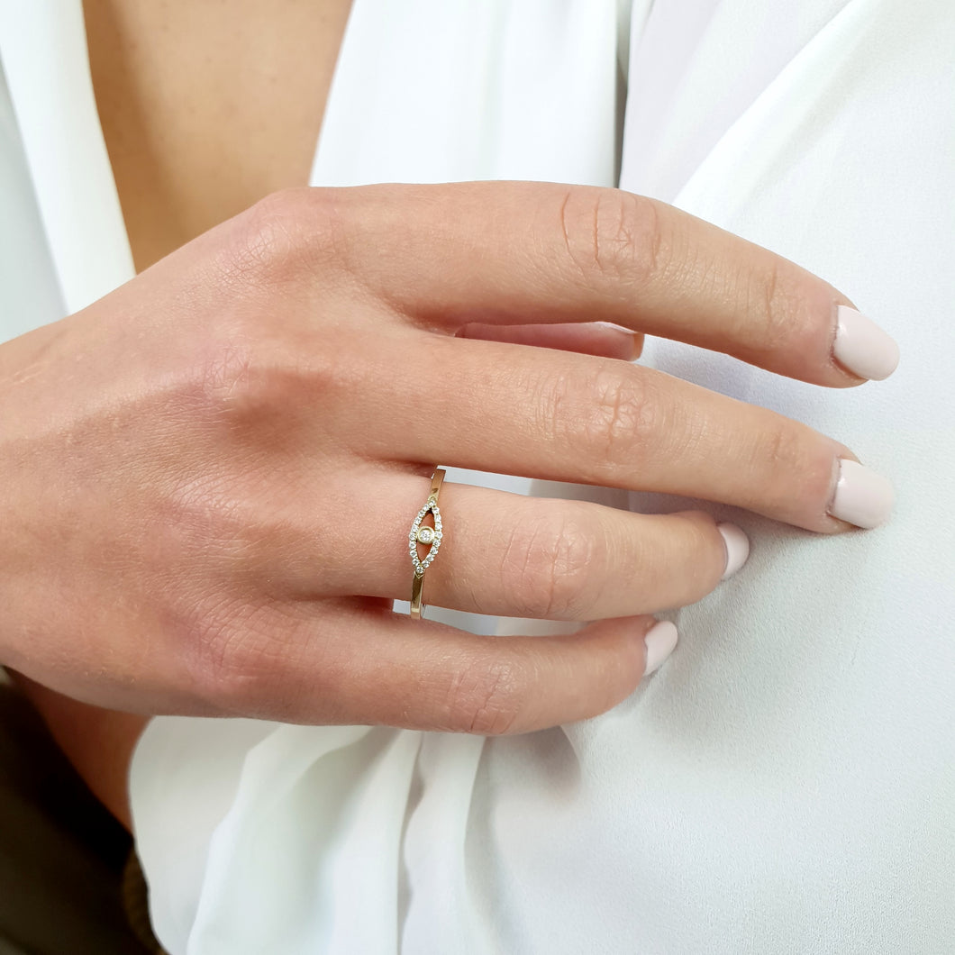 Diamonds eye ring in solid gold