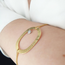 Load image into Gallery viewer, Gold Oval Bracelet With Diamond
