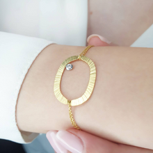 Load image into Gallery viewer, Gold Oval Bracelet With Diamond
