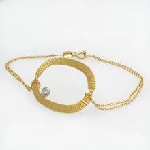 Load image into Gallery viewer, Gold Oval Bracelet With Diamond
