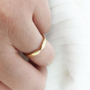 Wave ring in solid gold