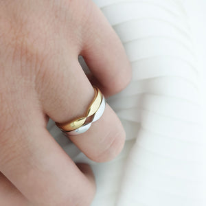 Wave ring in solid gold