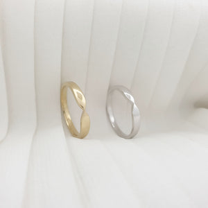 Wave ring in solid gold