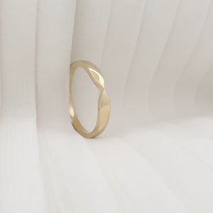 Wave ring in solid gold