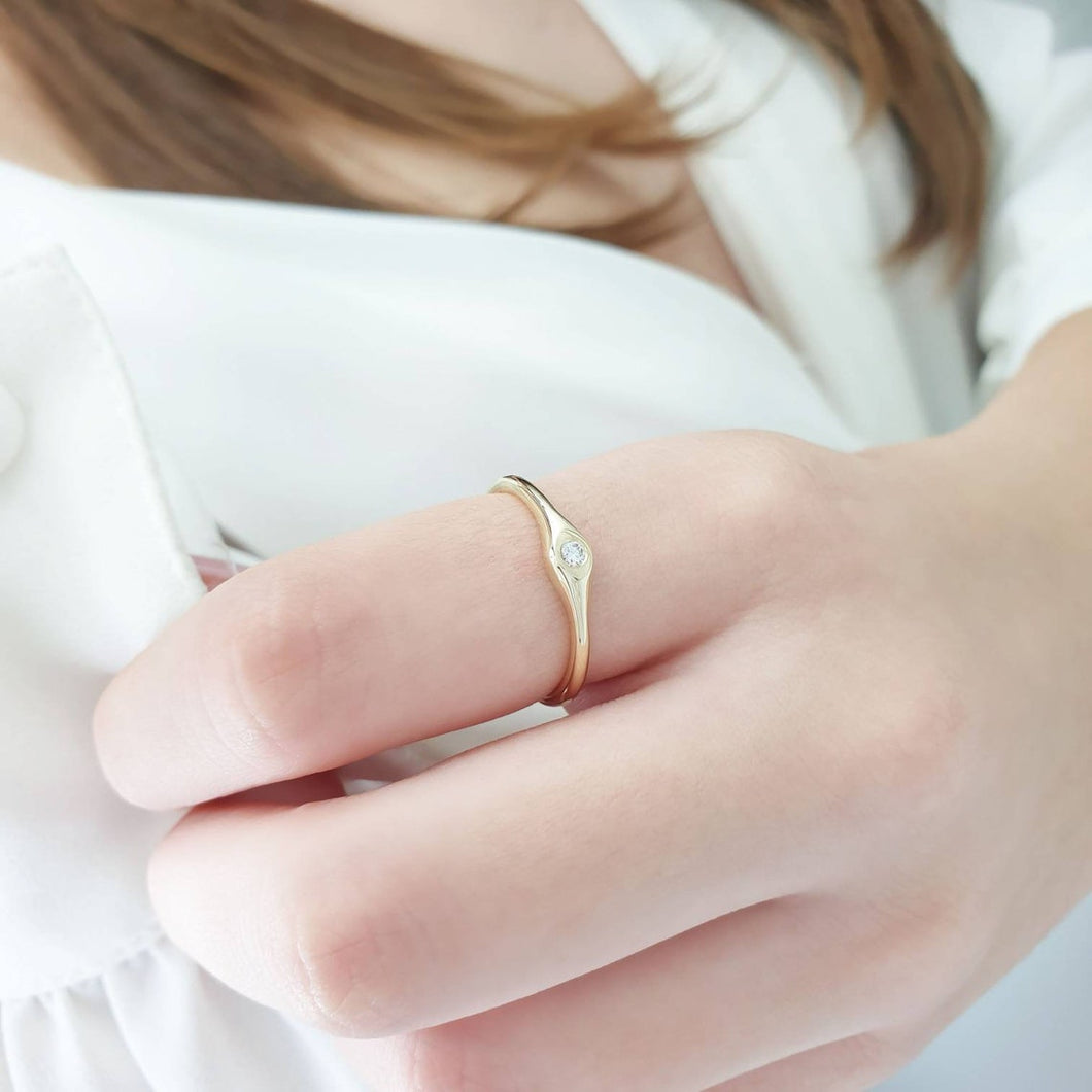 Diamond ring in solid gold