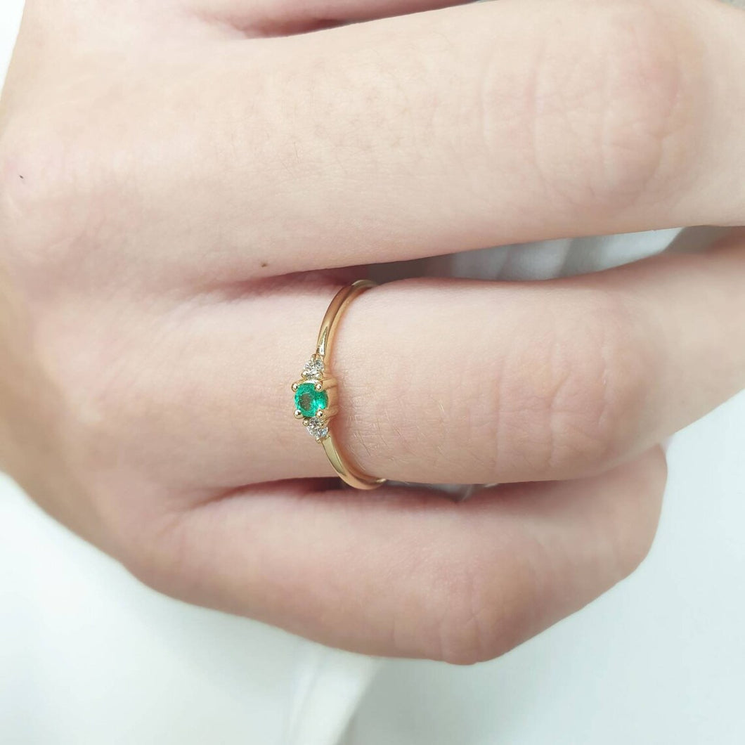 Diamond eye ring emerald