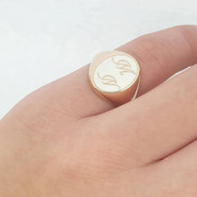 Load image into Gallery viewer, Oval Engraved Signet Ring
