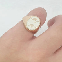 Load image into Gallery viewer, Oval Engraved Signet Ring
