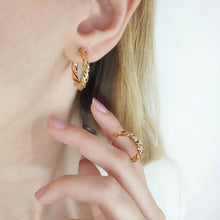 Load image into Gallery viewer, Solid Gold Twist Earring
