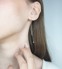 Load image into Gallery viewer, Gold Dangling Earring With Diamonds
