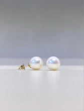 Load image into Gallery viewer, Gold Earrings With Pearls
